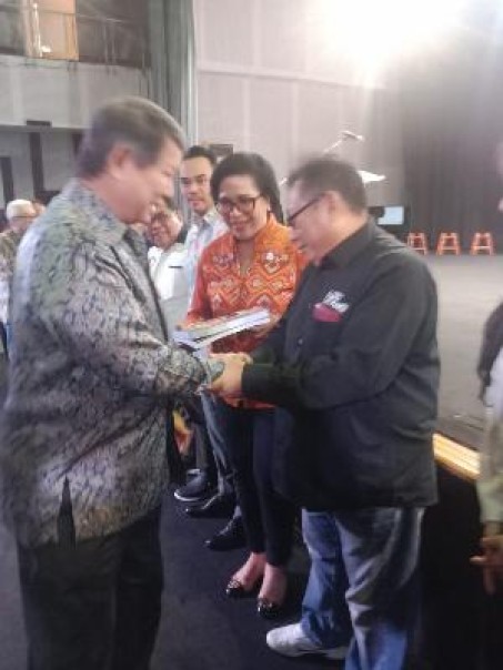 Ketua Dewan Pembina FORMAS, Hashim Djojohadikusumo menyerahkan penghargaan kepada Ketum SMSI Pusat, Firdaus, Senin (30/12/2024) di Jakarta. (istimewa)