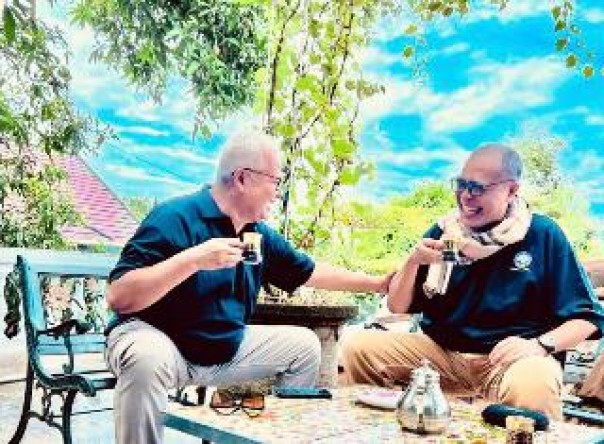 Pertemuan dua sahabat, masing-masing pendiri DePA-RI, TM Luthfi Yazid (kanan) dan pendiri Indonesian PhD Council, Prof Dr. Hayyan ul Haq (kiri) di  Lombok NTB belum lama berselang (Foto: Humas DePA-RI)