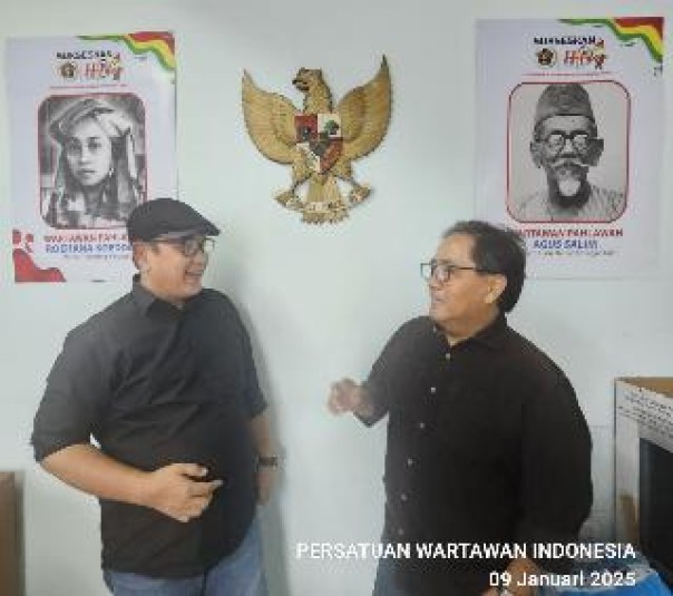 Ketum PWI Pusat Zulmansyah Sekedang berbincang santai dengan Ketua Panitia HPN 2025 Marthen Selamet di sela-sela rapat persiapan di Jakarta, Kamis (9/1/2025). (humaspwipusat)