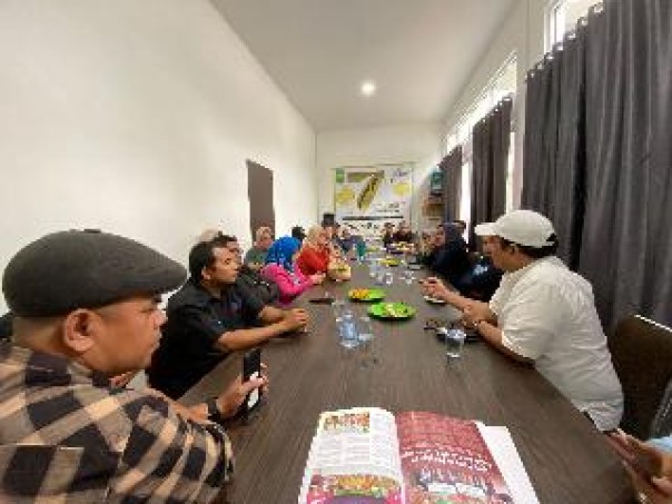 Rapat pengurus SMSI Riau dalam rangka menyambut Hari' Pers Nasional tahun 2025. Rapat digelar di Sekretariat SMSI Riau Jl. Sumatera Pekanbaru, Senin (13/1/2025). (humassmsiriau)