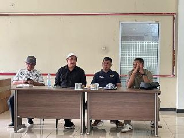 Ketua Umum PWI Pusat Zulmansyah Sekedang bersama Anggota Dewan Kehormatan PWI Pusat Helmi Burman hadiri rapat persiapan pelaksanaan HPN 2025 yang digelar di Sekretariat PWI Riau, Rabu (15/1/1025). Rapat dihadiri Ketua PWI Riau bersama pengurus dan anggota. (istimewa)