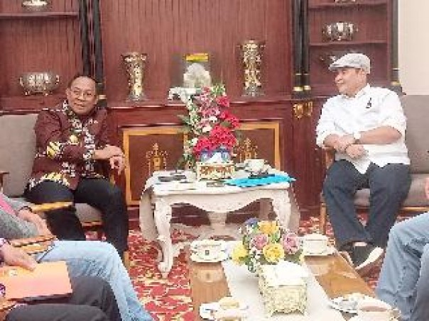 Penjabat Gubernur Riau Rahman Hadi saat menerima audiensi Ketum PWI Pusat Zulmansyah Sekedang yang didampingi Ketua PWI Riau, dan pengurus lainnya. (istimewa)