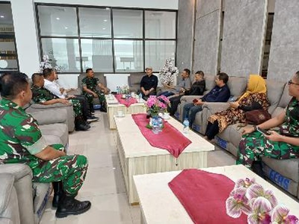 Pertemuan Danrem 031/WB dengan Ketum PWI Pusat Zulmansyah Sekedang dan jajaran pengurus PWI Riau, Jumat (17/1/2025). (humaspwiriau)